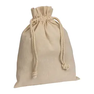 Közepes méretű Oeko-Tex® STANDARD 100 minősítésű, újrahasznosított, 110g/m² anyagvastagságú környezetbarát pamutzsák két zsinórral a zsák zárásához.